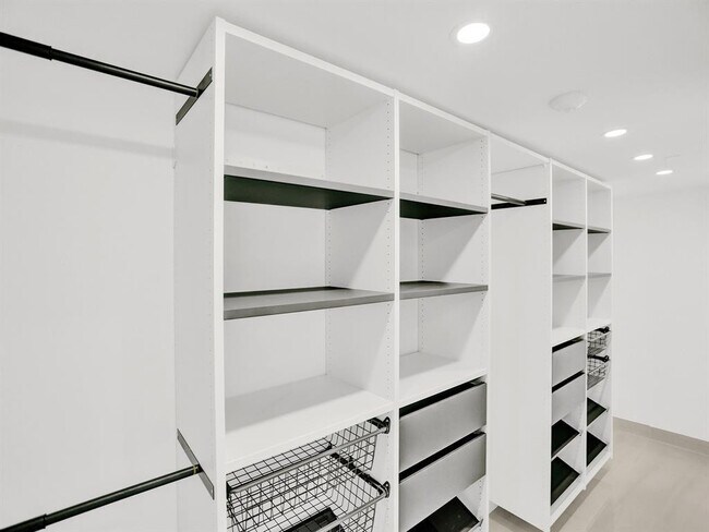 Building Photo - 4530 SW 34th Dr