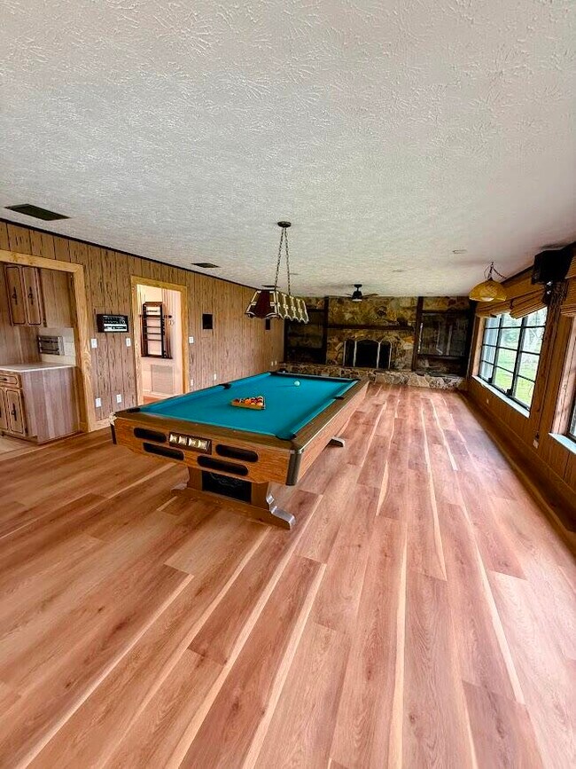 Building Photo - 465 SE Naranja Ave