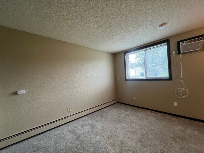 Building Photo - Main Floor Studio in St. Paul - Great Location