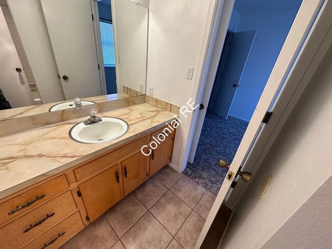 Building Photo - Spacious 3 bedroom 2 bathroom townhouse for rent. Fireplace in living area, washer/dryer hookups,...