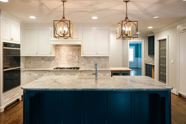 Building Photo - Luxury 4br/3.5ba house