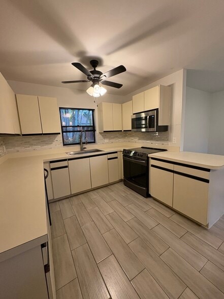 Building Photo - 51 Meadows Dr