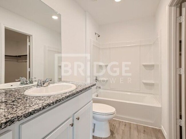 Building Photo - 2403 Lake Hls