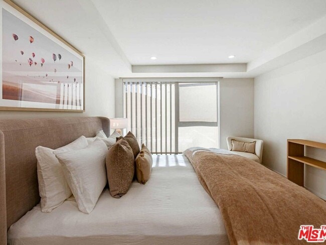 Building Photo - 350 N Palm Dr