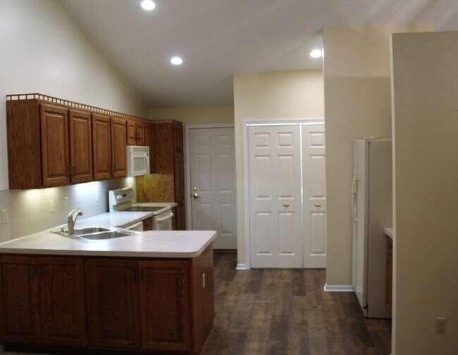 Building Photo - Available Now!- 2 Bedroom Condo In Davison
