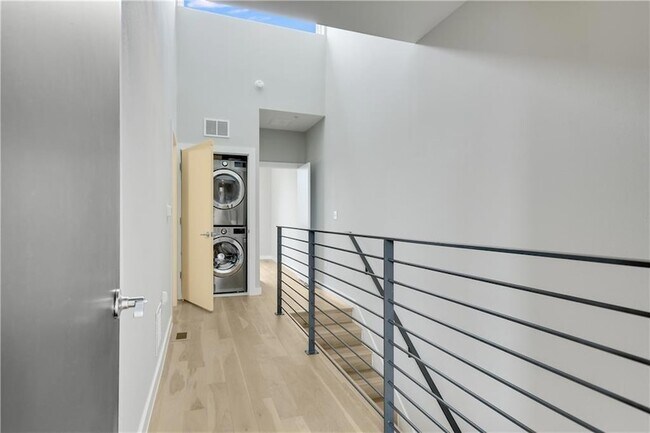 Building Photo - 2002 E 7th St