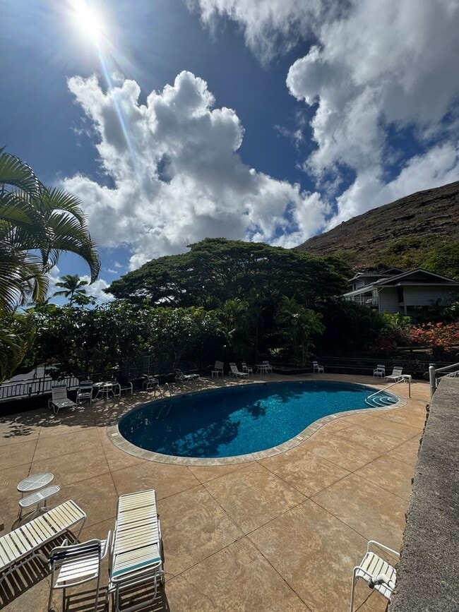 Building Photo - 3 BED, 2 BATH, 2 Parking with AC- Kalani I...