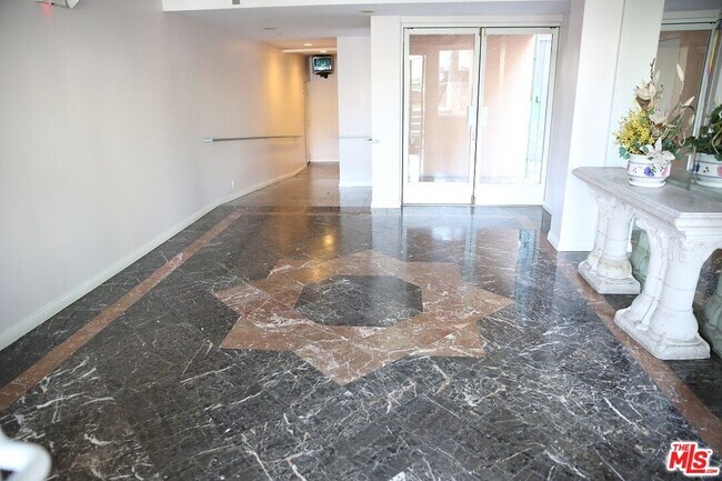 Building Photo - 4830 Elmwood Ave