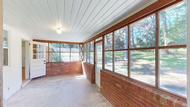 Building Photo - Cute 3 bedroom, 1 bath home tucked in a quiet cul-de-sac