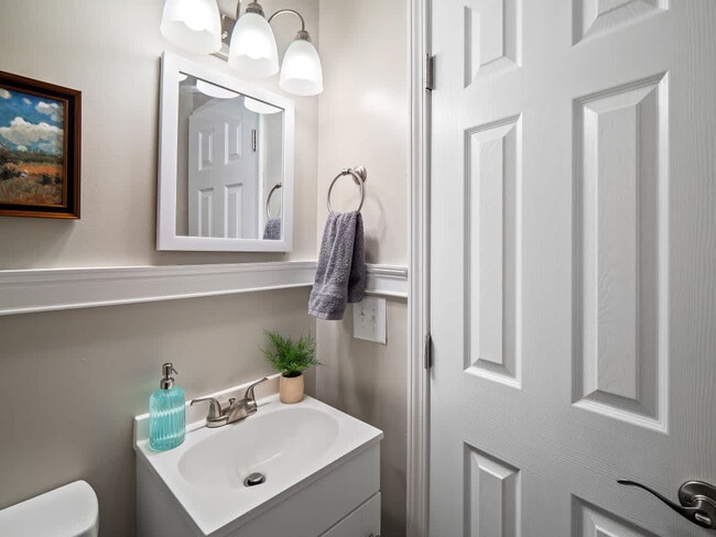 Building Photo - 4861 Pineview Dr