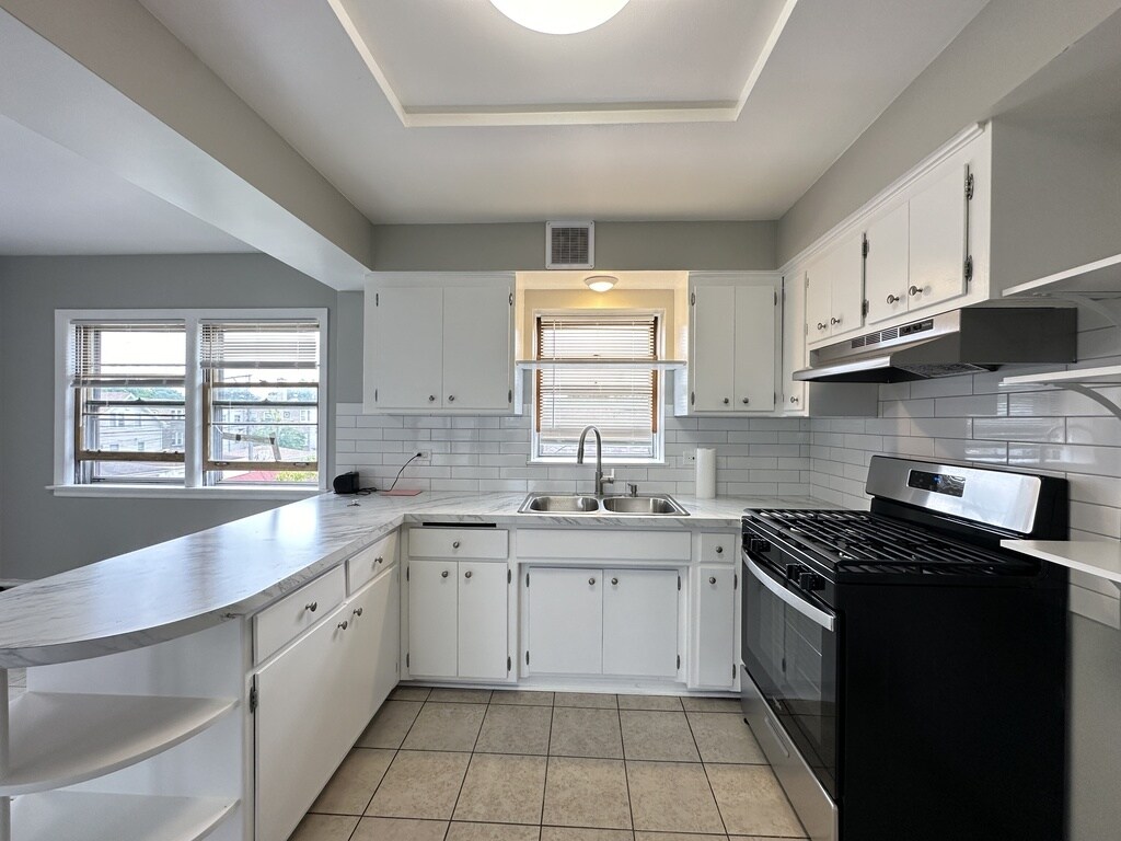 Building Photo - 5837 W Addison St