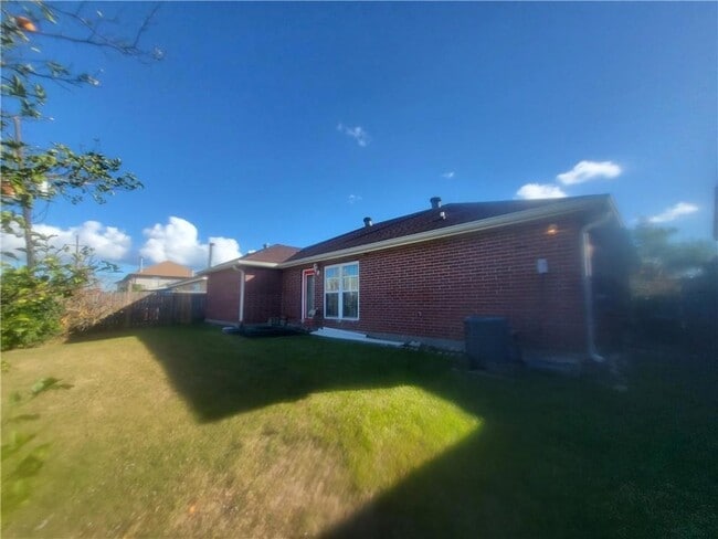 Building Photo - 827 Charlie Dr