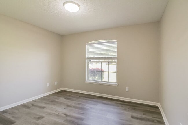 Building Photo - 1010 Whirlaway Cir S