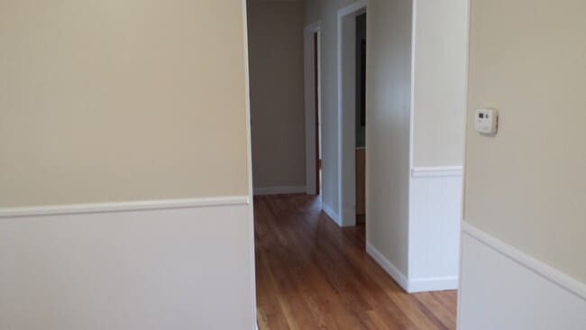Building Photo - Very nice 3 bedroom house available for re...
