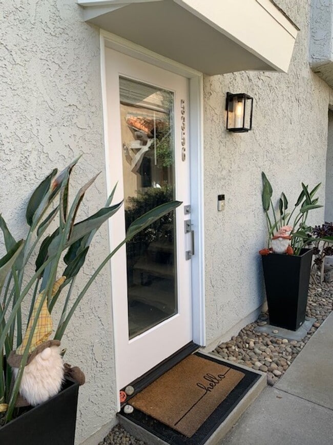 Building Photo - Coastal Living at Its Best | 3 Bed + 2 Bat...