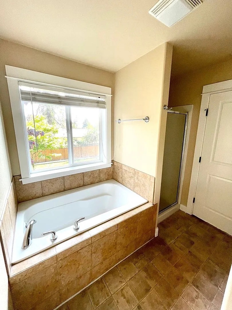 master bath - 831 NW Douglas Pl