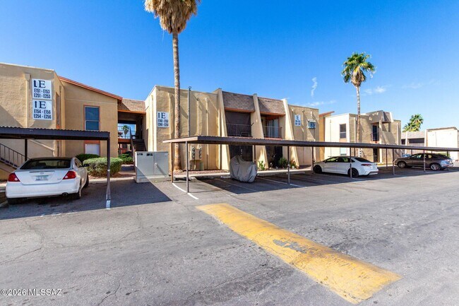 Building Photo - 1620 N Wilmot Rd