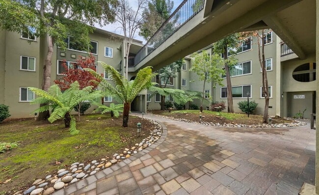 Building Photo - Spacious 1 bedroom 1 bathroom top floor unit in a highly desirable west side location!