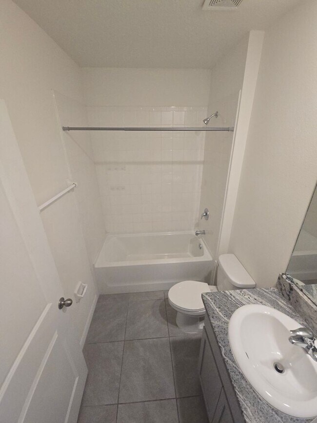 Building Photo - Gorgeous 3-Bedroom, 2-Bathroom Townhouse in Bradenton