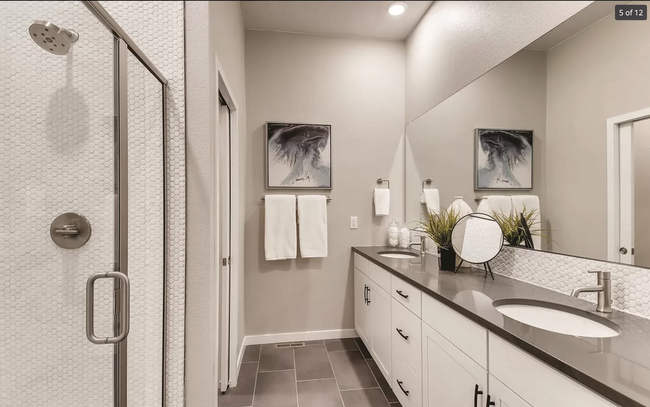 Main ensuite bath with double vanity - 12538 Lake Trail St