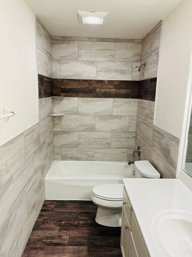 Building Photo - Beautifully updated 3 bedroom 2 bath duplex