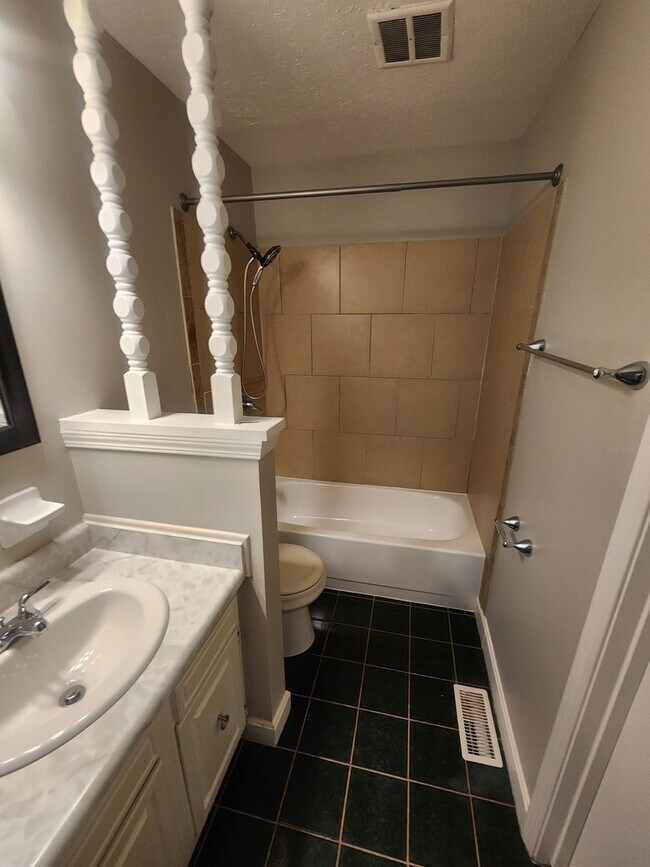 Building Photo - Lovely 4 bedroom 2 full bath bi-level home with large garage