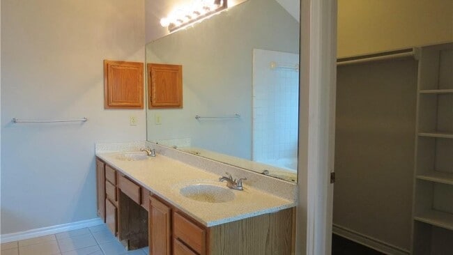 Building Photo - 1260 Hilltop Dr