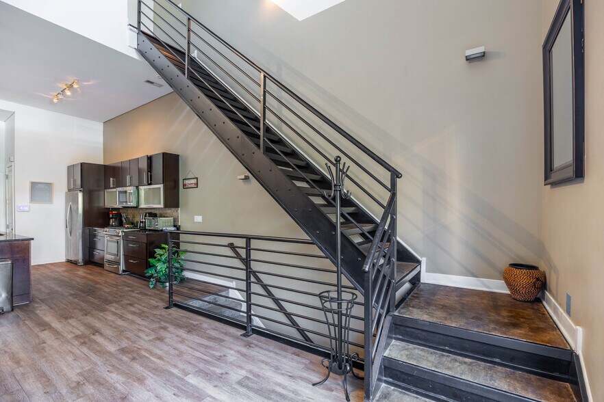 Building Photo - 1002 W Lake St