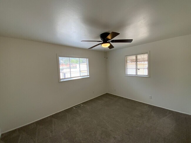 Building Photo - 3 Bedroom Single Story Available Near Coma...
