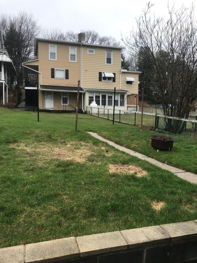 Building Photo - 4 Bedroom 1.5 Bath