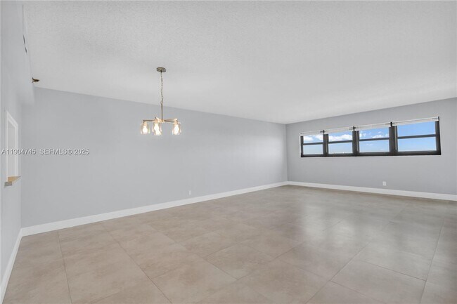 Building Photo - 3200 Port Royale Dr N