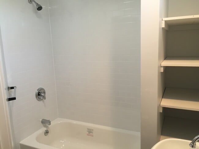 Building Photo - 46 Riverside Dr