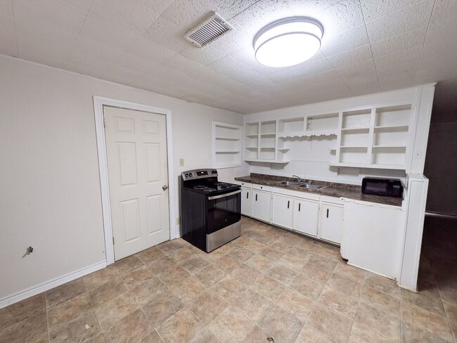 Building Photo - 5365 E Parkway Dr