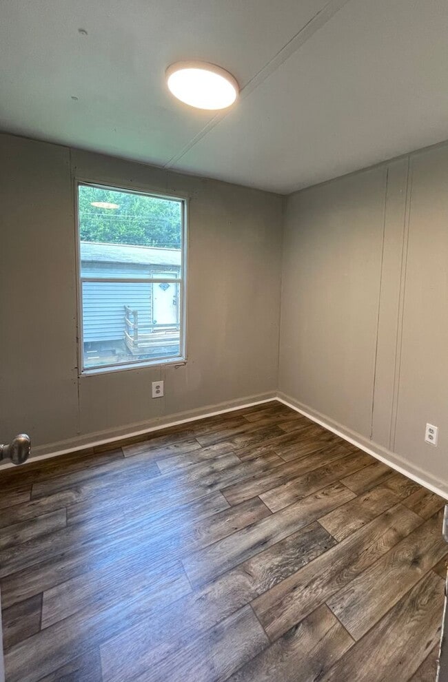 Building Photo - $850 a month. 2 bedrooms, 1 bath. Newly re...