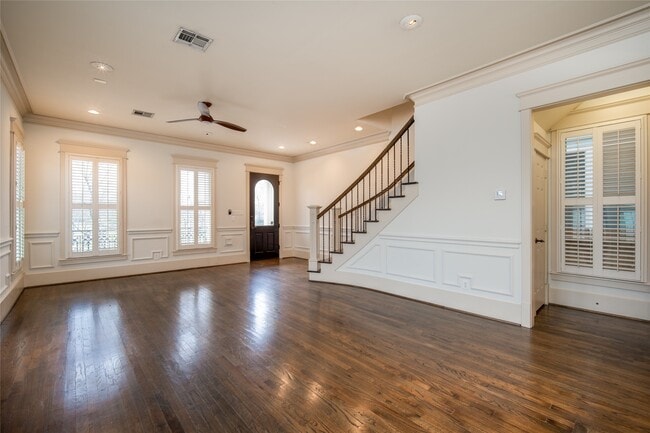 Building Photo - 842 W 22nd St