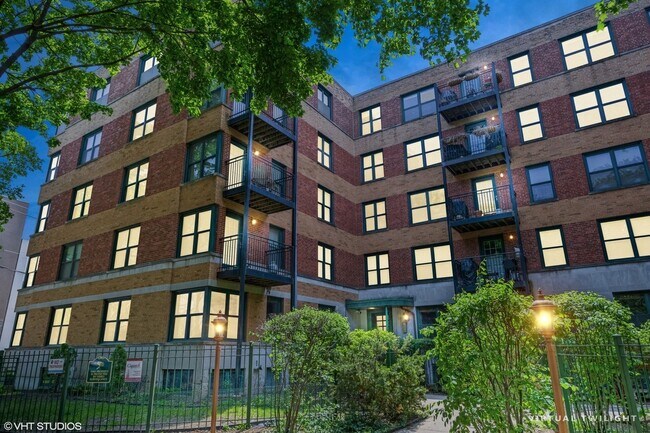 Building Photo - 2545 W Catalpa Ave