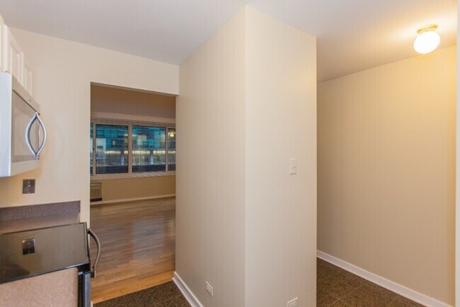 Building Photo - 1 Bedroom / 1 Bathroom in The Grand Ohio! ...