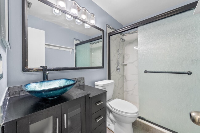 Building Photo - 811 Salem Ln