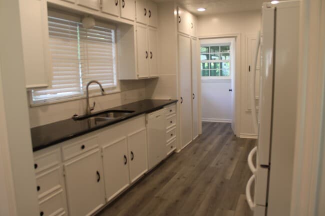Building Photo - 3 Bedrom 2 bath with a 1 car garage
