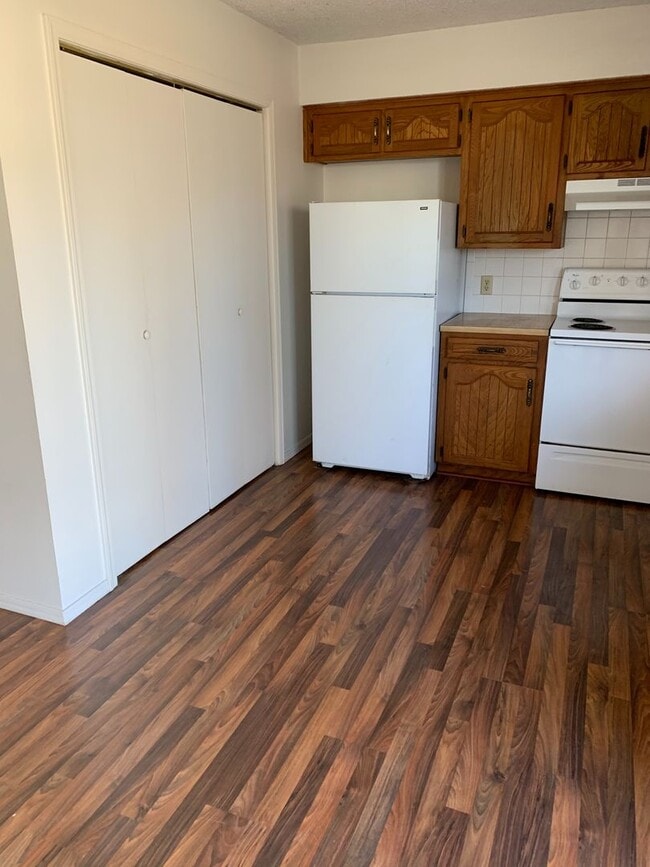 Building Photo - 3353 E Sunset St