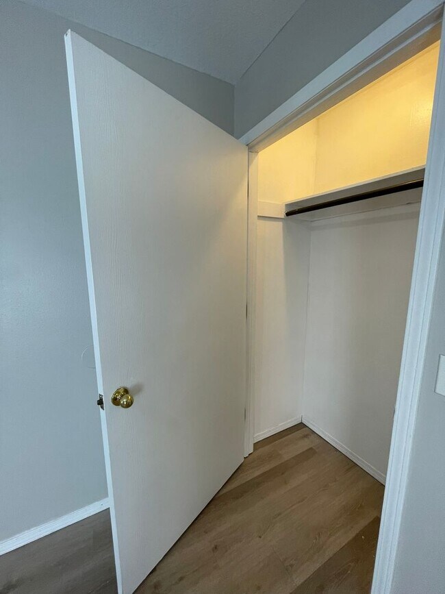 Building Photo - 531-B N Oak Grove Ave