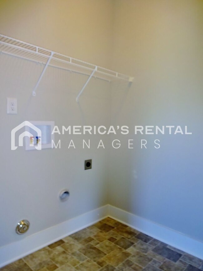 Building Photo - Town Home in Chelsea!!! Available to View ...
