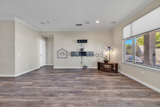 Building Photo - 400 Plover Ct