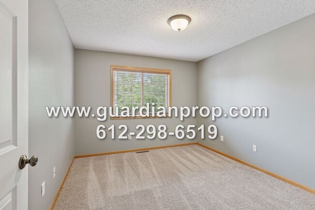 Building Photo - End Unit Townhouse Available Now, Open Floor Plan, Fireplace, Patio, Large Primary Suite