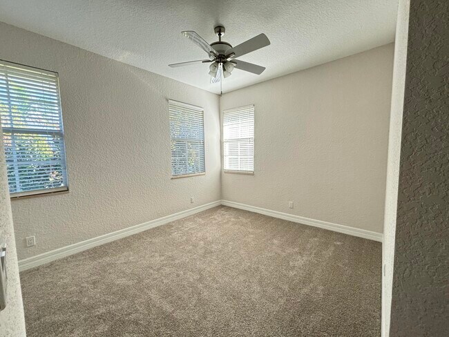 Building Photo - 909 NW 18th Ave