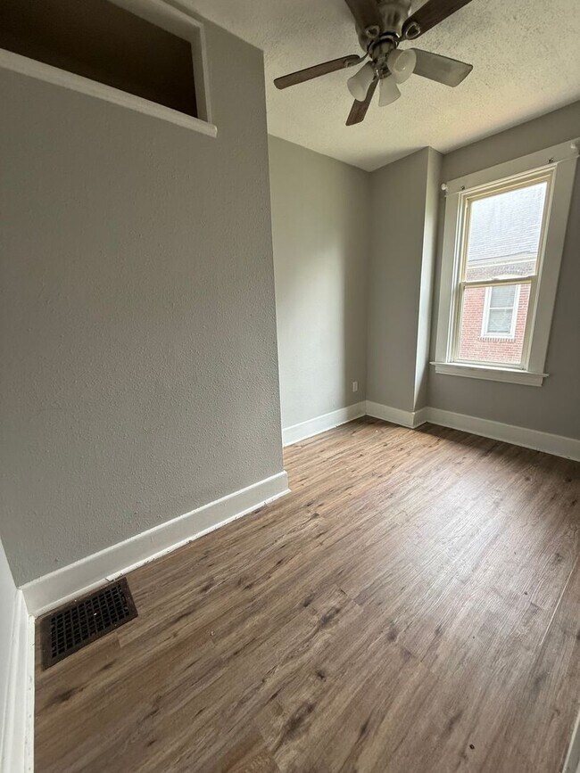 Building Photo - 452 N Whitelaw Ave