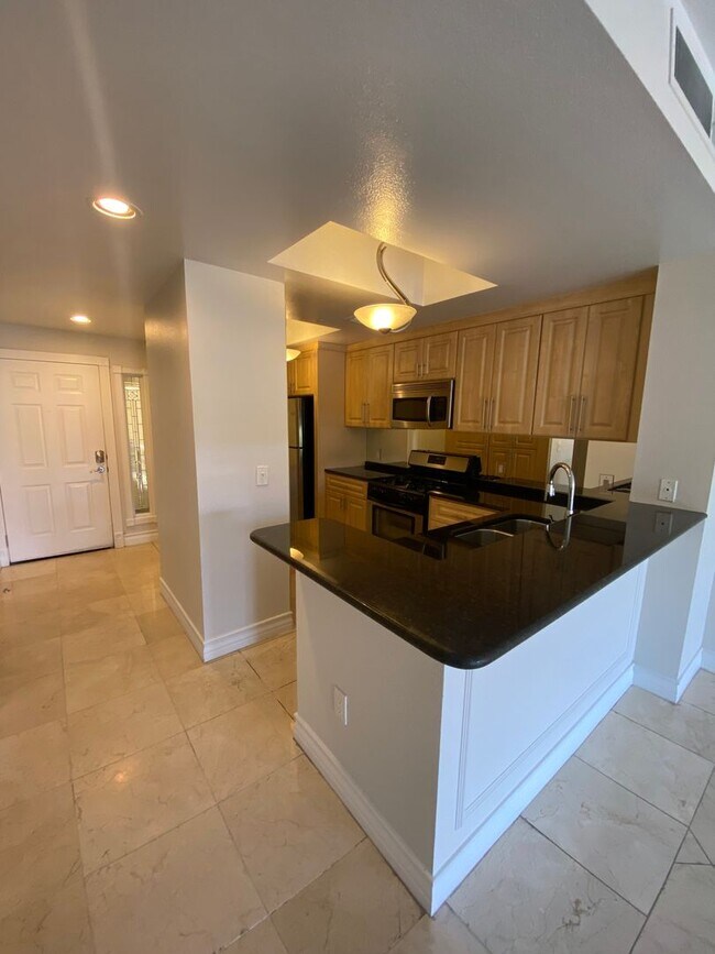 Building Photo - Remodeled 2 Bedroom Condo Just Off the Strip!