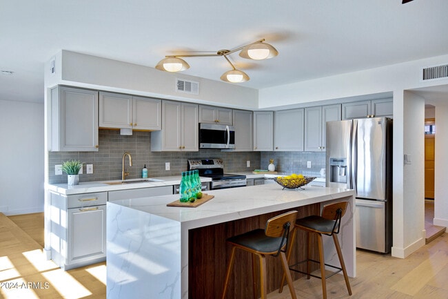 Building Photo - 2514 N 60th Pl