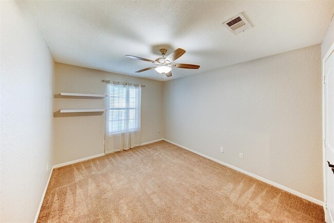 Building Photo - 402 Live Oak Ln
