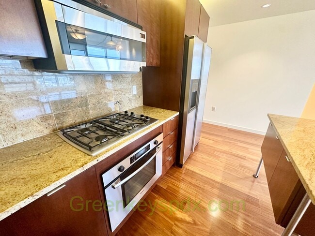 Building Photo - Spacious, open-concept 1-bedroom 16th floo...